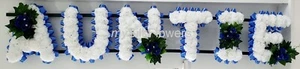 TANTE Kunstseide Trauer Blumen beliebig 6 Buchstaben Name Hommage Kranz Oma - Bild 1 von 2