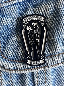 “Forever Ever” Goth Skeleton Kissing Coffin Enamel Pin - Excellent Condition - Picture 1 of 4