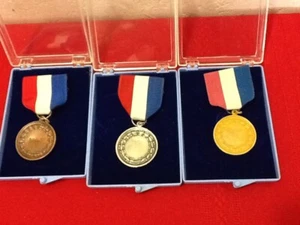 Vintage seltene 60er Jahre AAU Altersgruppe Silber Gold Bronze Schwimmmedaille mit Band Neu im Karton - Bild 1 von 4