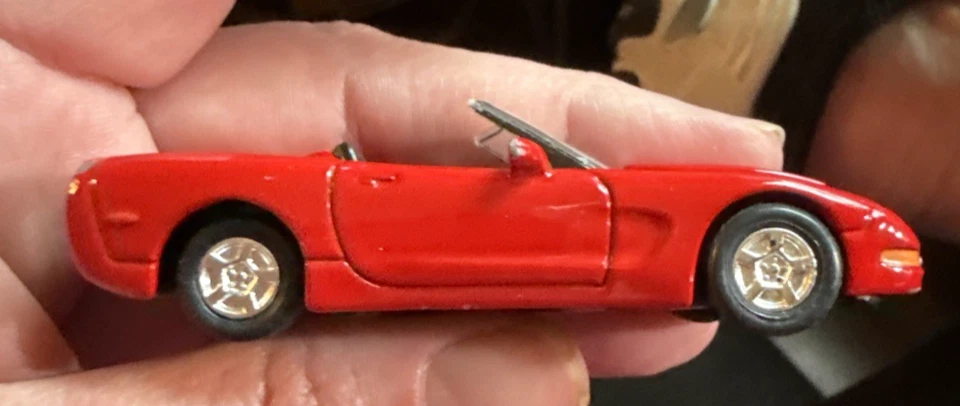 Se abre el capó del auto Chevrolet Chevy Corvette 1998 Racing Champions Fast And Furious Foto 1 de 4