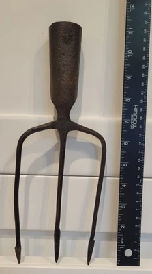 Antigua lanza de pesca de concierto de rana de púas de hierro forjado forjado de 3 dientes primitiva Foto 1 de 4