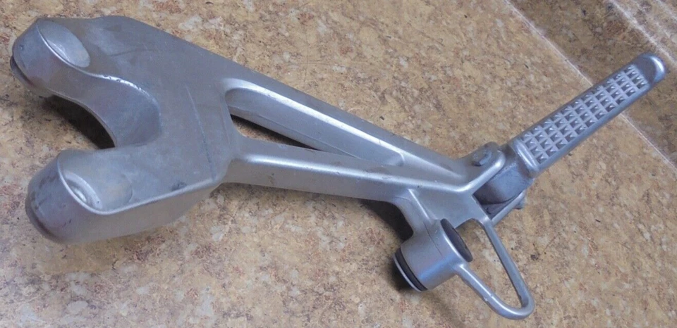 2000 Honda VFR 800 VFR800 Interceptor Traseiro Direito Pedal Peg Mount Passageiro - Imagem 1 de 1