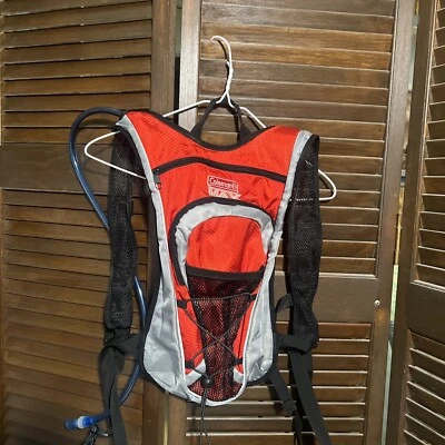 Mochila de hidratação Coleman MAX com bexiga vermelha cinza  - Imagem 1 de 2