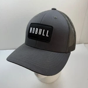 Cappello camionista NOBULL berretto rete snapback regolabile grigio scuro toppa logo orlo curvo - Foto 1 di 10