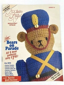 Vintage Annie's Attic Needlecraft Katalog Nummer 26 gehäkelte Bären auf Parade - Bild 1 von 12