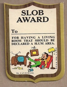 TARJETA DE ESCUDO DE PERSECUCIÓN DE COLECCIÓN 1967-68 TOPPS KOOKY AWARDS #4 ""SLOB AWARD - Imagen 1 de 1
