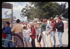 Coney Island Cincinnati Ohio parco divertimenti giostre persone ragazzi 35 mm scivolo anni 60 - Foto 1 di 3