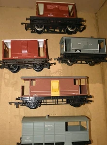 OO gauge Bachmann  BR Grey 20T Brake Van E168064 & x 4 other brake vans. - Picture 1 of 5