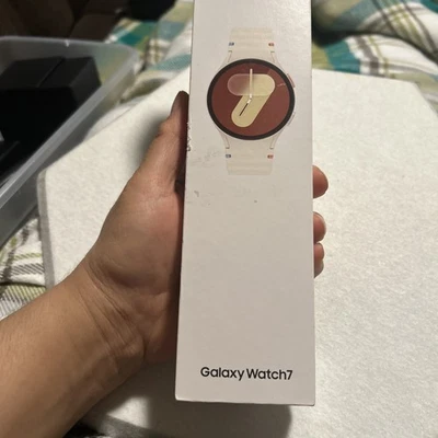 Samsung Galaxy Watch 7 - 40mm- SM-L300N - BT/GPS - NEW SEALED - Image 1 of 4