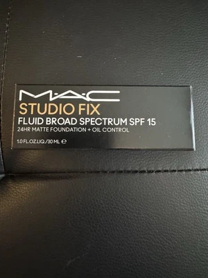 MAC Studio Fix Fluid SPF 15 Fluid Broad Spectrum Foundation - NC30 - Image 1 of 4