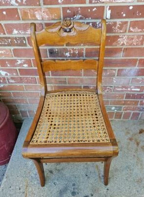 Silla antigua tallada con respaldo de rosa asiento de caña silla de comedor de cerezo Foto 1 de 4