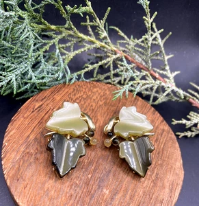 Vintage CORO gold tone, faux jade, green leaves & berries clip earrings - Picture 1 of 7