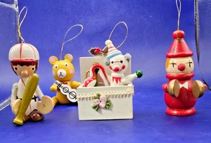 Lote de 4 adornos de madera vintage de los años 80 de Taiwán oso de béisbol payaso baterista 3" - Imagen 1 de 6