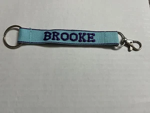 Brooke bestickte Namensriemen Schlüsselanhänger Schlüsselanhängsel mit Verschluss blau und lila - Bild 1 von 3