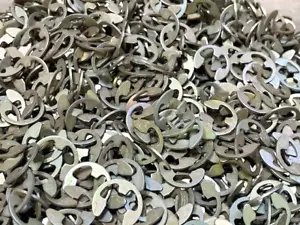 E-Type Retaining Rings Clips 3/8" Shaft Size FREE SHIPPING (Lot Of 100) - Foto 1 di 2
