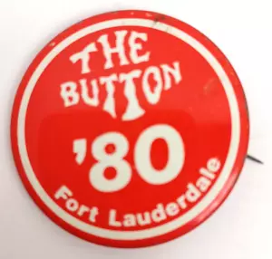 Botón Pin Vintage 1980 The Button '80 Fort Lauderdale Florida Spring Break 2" - Imagen 1 de 4
