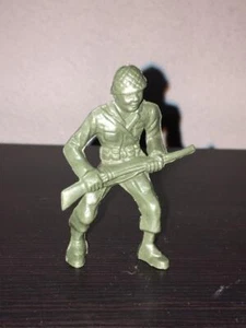 Lido Toy Soldier. WW2 GI Dark Green Plastic with Rifle at Waist. 1950s-1960s - Picture 1 of 1