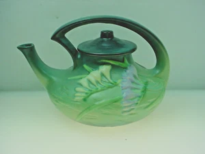 ROSEVILLE TEAPOT ROSEVILLE USA FREESIA GREEN WHITE AND LAVENDER FLOWERS - Imagen 1 de 8