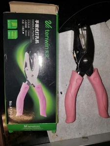 Handheld Hole Paper Punch Puncher Craft Tags Clothing Ticket Pink 1.5 mm .06 In - Picture 1 of 3