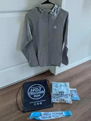 Lote de Hot Chocolate Run Swag Hombre Pequeño - Camisa, Sudadera con Capucha, Bolso, Pin, Cordón 15k Foto 1 de 4