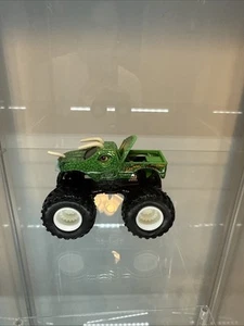Camión Hot Wheels Monster Jam JURASSIC ATTACK PARK escala 1:64 cuerno de dinosaurio verde - Imagen 1 de 5