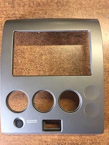 NUEVO FABRICANTE DE EQUIPOS ORIGINALES NISSAN 2004-2006 BISEL RADIO TITANIO PARA PAQUETE DE RADIO ESTÁNDAR - Imagen 1 de 4