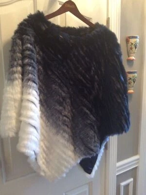 NUEVO SIN ETIQUETAS INC Poncho Mujer Piel Sintética Ombre Azul/Blanco S/M, Hermoso y Cálido Foto 1 de 4