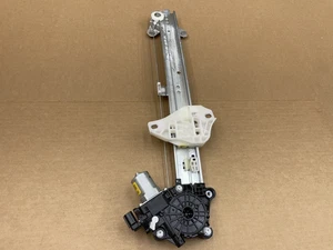 721431. Regulador de ventana de puerta trasera izquierda Honda CR-V Hybrid 2023-2025 con motor OEM - Imagen 1 de 18