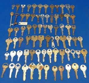 Lote de 77 llaves antiguas antiguas de colección Master Beer Ford GM Norwalk llaves de bloqueo de latón - Imagen 1 de 7