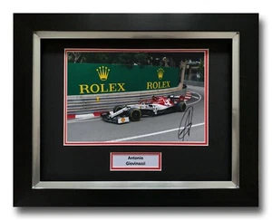 PANTALLA FOTOGRÁFICA ENMARCADA FIRMADA A MANO ANTONIO GIOVINAZZI - AUTÓGRAFO F1 - ALFA ROMEO. - Imagen 1 de 1