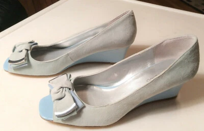 Zapatos de salón de cuña BANDOLINO gris gamuza peep-toe/azul bebé con arco cromado-talla 7,5 M Foto 1 de 4