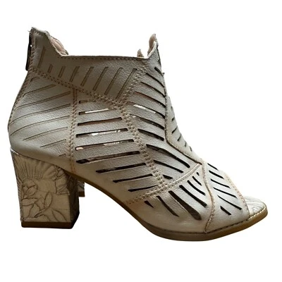 L'Artiste Angular Embossed/cut-outs Peep toe ankle Heel booties Women's sz 8.5 - Image 1 of 4