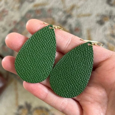 Pendientes de cuero ligeros de níquel y gamuza SPRIG pequeños lágrima unicornio Foto 1 de 4