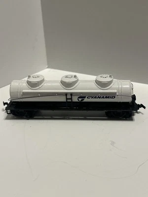 Bachmann Cyanamid Triple Dome Tanker HO Scale Rail Car - Image 1 of 2