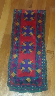 Bufanda Liz Claiborne Verde Rojo Púrpura Estrella Diseño Edredón Geométrico 100% Seda 52" Foto 1 de 3