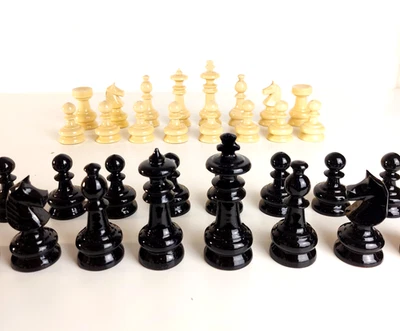 Шахматный набор из деревянных предметов ручной работы - сделано в Трансильвании Румыния - Изображение 1 из 4