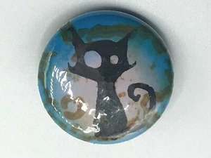 Vintage Halloween? Schwarze Katze Pinback Pin Button raue Form Foxing Rost BAD 1" - Bild 1 von 5