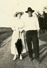 PHOTO VINTAGE ORIGINALE COUPLE SUR ROUTE DE TERRE, PARASOL, BOTTES À LACETS c début des années 1900