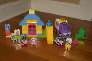 Lego Duplo 10605 10606 Doc McStuffins Hinterhof Klinik & Krankenwagen - unvollständig - Bild 1 von 5