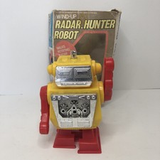 VINTAGE BUSY BEE WIND UP RADAR HUNTER ROBOT  WITH ORIGINAL BOX RAY GUN