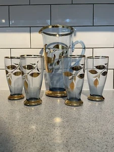 RETRO 1950's BLUE GLASS & GOLD LARGE LILY FLOWER LEMONADE JUG & 4 TALL GLASSES - Picture 1 of 5