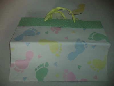 Estampados de pies de bebé en bolsa de regalo con asas de cinta amarilla Foto 1 de 4