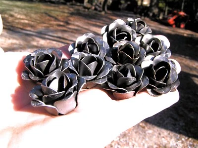 ДЕСЯТЬ крошечных 1-дюймовых необработанных металлических роз, цветов для рукоделия, ювелирных изделий, украшений - Изображение 1 из 3