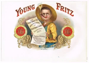 ETIQUETA CAJA CIGARROS VINTAGE C1900 YOUNG FRITZ INTERIOR NIÑO FUMAR CON PERIÓDICO - Imagen 1 de 1