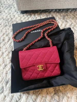 香奈儿粉色绗缝面料迷你方形翻盖包带金色五金件 — 第 1/4 张图片