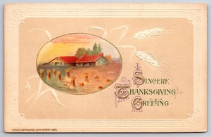 Erntedankfest ~ Bauernhaus & Weizen Stapel in dünnem Gold oval ~ weiße Prägung ~ John Winsch - Bild 1 von 2