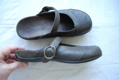 Tacón marrón imitación cuero Mary Jane toboganes sin espalda con diseño floral EE. UU. 7 Foto 1 de 4