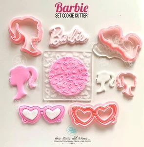Barbie Gran Set completo Occhiali Profili Texture Scritta - Picture 1 of 1
