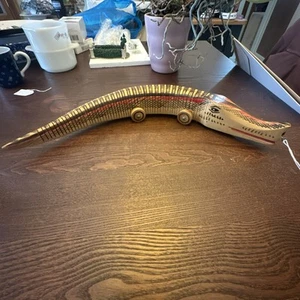 Hand carved Articulating Wooden Crocodile Pull Along Toy - Picture 1 of 6