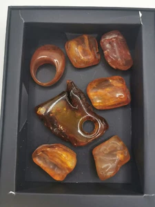 Bernstein Konvolut , Anhänger, Ring, & 5 Stücke, gesamt 42,5 Gramm (148) - Bild 1 von 5